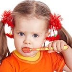 παιδι βουρτσιζει δοντια